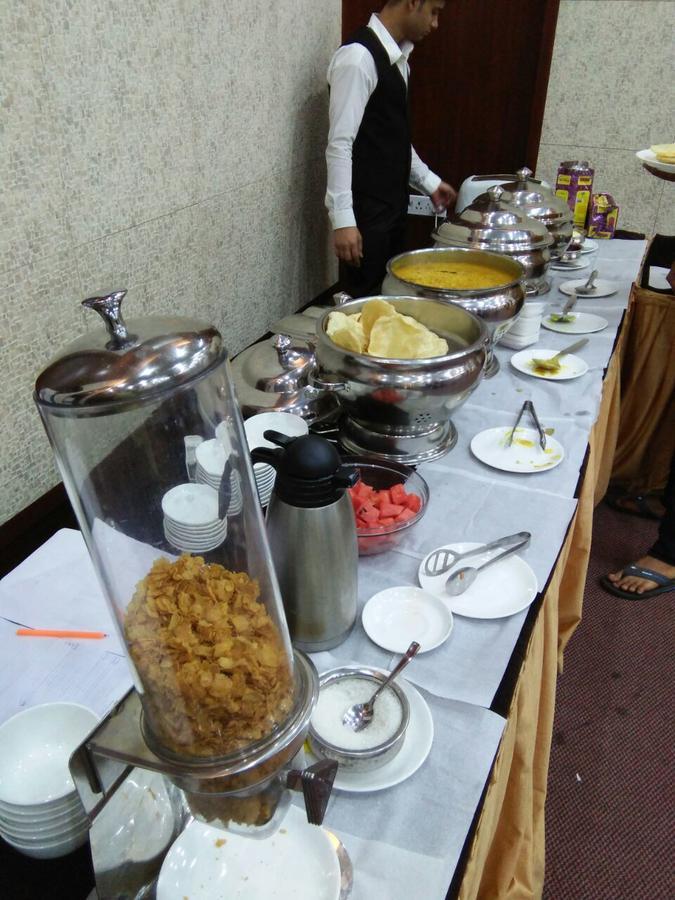 כלכותה Hotel Presidency Inn מראה חיצוני תמונה